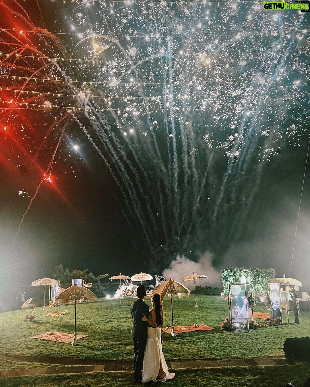 Febby Rastanty - 369.5K Likes - Blackpunk in your areah! #KUPunyaMILA wedding reception season finale edition 😝
Sekali lagi, Teh lilis, Mbak Mawar, Neng Jejen mengucapkan selamat kepada Inang Jisuca mila! 🙏🏻