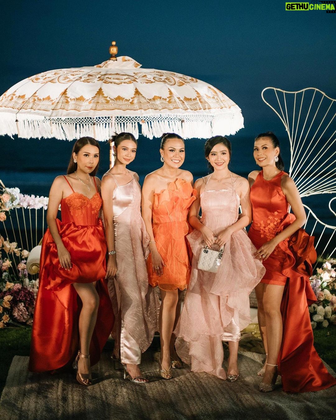 Febby Rastanty - 369.5K Likes - Blackpunk in your areah! #KUPunyaMILA wedding reception season finale edition 😝
Sekali lagi, Teh lilis, Mbak Mawar, Neng Jejen mengucapkan selamat kepada Inang Jisuca mila! 🙏🏻