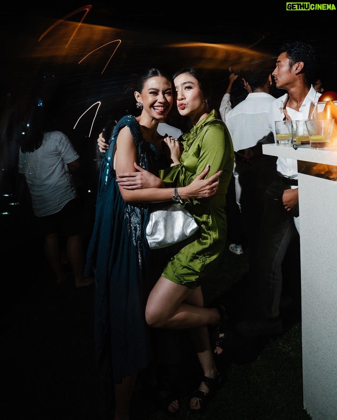 Febby Rastanty - 369.5K Likes - Blackpunk in your areah! #KUPunyaMILA wedding reception season finale edition 😝
Sekali lagi, Teh lilis, Mbak Mawar, Neng Jejen mengucapkan selamat kepada Inang Jisuca mila! 🙏🏻