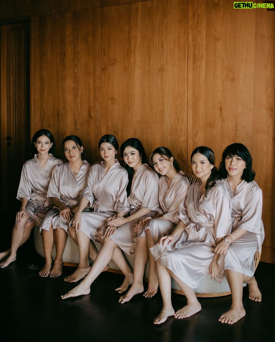 Febby Rastanty - 1.3 Million Likes - Akhirnya wedding yang privat, hangat dan intimate seperti yang kamu impikan jadi kenyataan ya kak. Penuh cinta, haru dan tawa. Semua orang terdekat yang hadir ikut bahagia. I’m truly happy for you ☺️ @enzystoria Tepuk tangan untuk cewek keren satu ini yang ngurus semua urusan pernikahan sendiri, sambil kordinasi jarak jauh sama kak mol @molenkasetra dan juga syuting & kuliah 👏🏻 thank you for giving me an example what kind of wedding i would like to have in the future ❤️ selamat mesra-mesraan sampe tua kakak-kakak ku sayang! #ENZupwithMOL