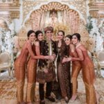 Febby Rastanty Instagram - Kakakku satu lagi resmi jadi istri orang 🥹❤️ cari laki-laki mantap sana sini di jakarta, eh ternyata jodohnya jauh amat di Amerika 😂 bener-bener ya Rencana Tuhan emang unik banget. Selamat menempuh hidup baru Kak Enzy sayang & Kak Mol! @enzystoria @molenkasetra Semoga pernikahan kalian selalu dilindungi Allah SWT. Bahagia & Saling jaga. Sehat & Sejahtera. Love yous! Bonus: video iklan permen karet di akhir 😝 #sayangkalaugakdiupload #barubisaupload