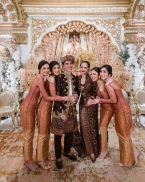 Febby Rastanty Instagram - Kakakku satu lagi resmi jadi istri orang 🥹❤️ cari laki-laki mantap sana sini di jakarta, eh ternyata jodohnya jauh amat di Amerika 😂 bener-bener ya Rencana Tuhan emang unik banget. Selamat menempuh hidup baru Kak Enzy sayang & Kak Mol! @enzystoria @molenkasetra Semoga pernikahan kalian selalu dilindungi Allah SWT. Bahagia & Saling jaga. Sehat & Sejahtera. Love yous! 

Bonus: video iklan permen karet di akhir 😝 #sayangkalaugakdiupload #barubisaupload