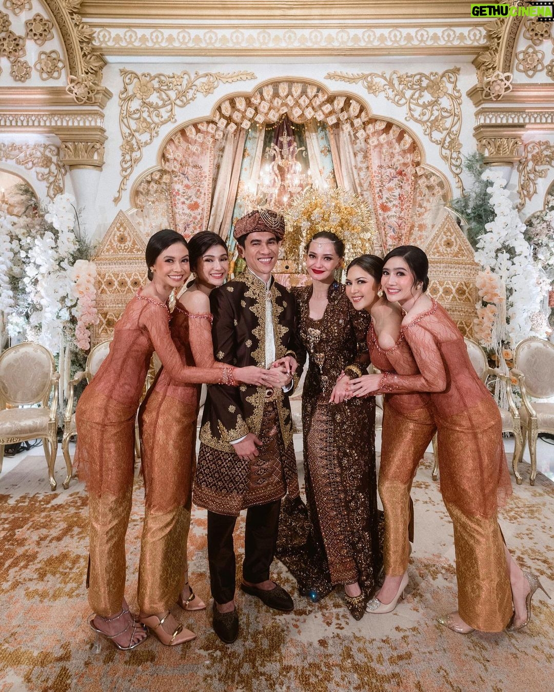 Febby Rastanty - 1 Million Likes - Kakakku satu lagi resmi jadi istri orang 🥹❤️ cari laki-laki mantap sana sini di jakarta, eh ternyata jodohnya jauh amat di Amerika 😂 bener-bener ya Rencana Tuhan emang unik banget. Selamat menempuh hidup baru Kak Enzy sayang & Kak Mol! @enzystoria @molenkasetra Semoga pernikahan kalian selalu dilindungi Allah SWT. Bahagia & Saling jaga. Sehat & Sejahtera. Love yous!
Bonus: video iklan permen karet di akhir 😝 #sayangkalaugakdiupload #barubisaupload