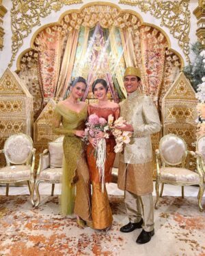 Febby Rastanty Instagram - Kakakku satu lagi resmi jadi istri orang 🥹❤️ cari laki-laki mantap sana sini di jakarta, eh ternyata jodohnya jauh amat di Amerika 😂 bener-bener ya Rencana Tuhan emang unik banget. Selamat menempuh hidup baru Kak Enzy sayang & Kak Mol! @enzystoria @molenkasetra Semoga pernikahan kalian selalu dilindungi Allah SWT. Bahagia & Saling jaga. Sehat & Sejahtera. Love yous! 

Bonus: video iklan permen karet di akhir 😝 #sayangkalaugakdiupload #barubisaupload