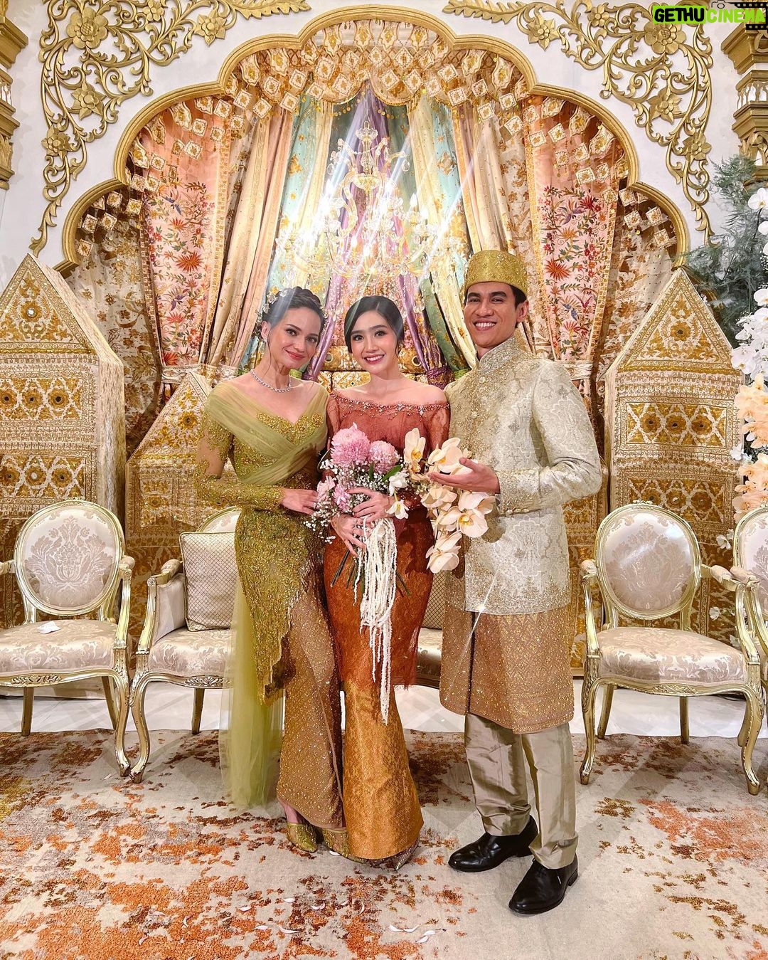 Febby Rastanty - 1 Million Likes - Kakakku satu lagi resmi jadi istri orang 🥹❤️ cari laki-laki mantap sana sini di jakarta, eh ternyata jodohnya jauh amat di Amerika 😂 bener-bener ya Rencana Tuhan emang unik banget. Selamat menempuh hidup baru Kak Enzy sayang & Kak Mol! @enzystoria @molenkasetra Semoga pernikahan kalian selalu dilindungi Allah SWT. Bahagia & Saling jaga. Sehat & Sejahtera. Love yous!
Bonus: video iklan permen karet di akhir 😝 #sayangkalaugakdiupload #barubisaupload