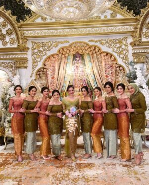 Febby Rastanty Instagram - Kakakku satu lagi resmi jadi istri orang 🥹❤️ cari laki-laki mantap sana sini di jakarta, eh ternyata jodohnya jauh amat di Amerika 😂 bener-bener ya Rencana Tuhan emang unik banget. Selamat menempuh hidup baru Kak Enzy sayang & Kak Mol! @enzystoria @molenkasetra Semoga pernikahan kalian selalu dilindungi Allah SWT. Bahagia & Saling jaga. Sehat & Sejahtera. Love yous! 

Bonus: video iklan permen karet di akhir 😝 #sayangkalaugakdiupload #barubisaupload