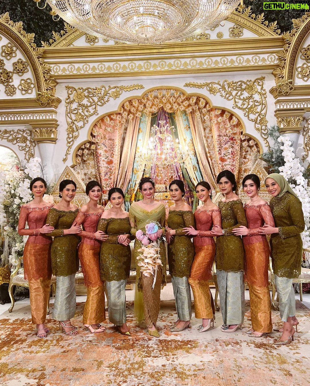 Febby Rastanty - 1 Million Likes - Kakakku satu lagi resmi jadi istri orang 🥹❤️ cari laki-laki mantap sana sini di jakarta, eh ternyata jodohnya jauh amat di Amerika 😂 bener-bener ya Rencana Tuhan emang unik banget. Selamat menempuh hidup baru Kak Enzy sayang & Kak Mol! @enzystoria @molenkasetra Semoga pernikahan kalian selalu dilindungi Allah SWT. Bahagia & Saling jaga. Sehat & Sejahtera. Love yous!
Bonus: video iklan permen karet di akhir 😝 #sayangkalaugakdiupload #barubisaupload