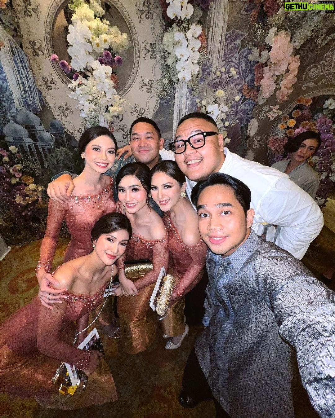 Febby Rastanty - 1 Million Likes - Kakakku satu lagi resmi jadi istri orang 🥹❤️ cari laki-laki mantap sana sini di jakarta, eh ternyata jodohnya jauh amat di Amerika 😂 bener-bener ya Rencana Tuhan emang unik banget. Selamat menempuh hidup baru Kak Enzy sayang & Kak Mol! @enzystoria @molenkasetra Semoga pernikahan kalian selalu dilindungi Allah SWT. Bahagia & Saling jaga. Sehat & Sejahtera. Love yous!
Bonus: video iklan permen karet di akhir 😝 #sayangkalaugakdiupload #barubisaupload