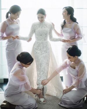 Febby Rastanty Instagram - Dari.. “kakak mila aku punya calon jodoh buat kamu!!” Sampai ke hari dimana kalian membuat janji di hadapan Tuhan untuk bersama selamanya :’’’) Dari awal ngenalin bener-bener sampe deg-degan sendiri karena punya feeling ini mungkin bisa jadi yang terakhir buat kakak mila. Alhamdulillah 2 tahun kemudian bisa jadi kenyataan 🥹 Senang dan bersyukur sekali bisa jadi salah satu saksi perjalanan cinta mereka dari awal. Once again, congratulations beautiful couple ❤️ @jscmila @yakuphasibuan Wishing you both a long and happy married life. May God always shower your marriage with blessings and lots of love. I love you guys 💕

P.S: banyak yang heboh soal aku benerin veil dan dress kakak mila saat jadi bridesmaid 😂 kebetulan saat itu aku diminta kak mila jadi pandongani nya. Kurang lebih seperti “maid of honor” dalam adat batak. Jadi emang tugasnya bantuin bride sebagaimana yang kemarin kulakukan hehe. Kenapa aku? Karena kalau kata kakak mila biar nular. Dipilih yang masih single, biar insyaAllah selanjutnya dia HAHAHAH aminin aja yha guys 😆🙏🏻