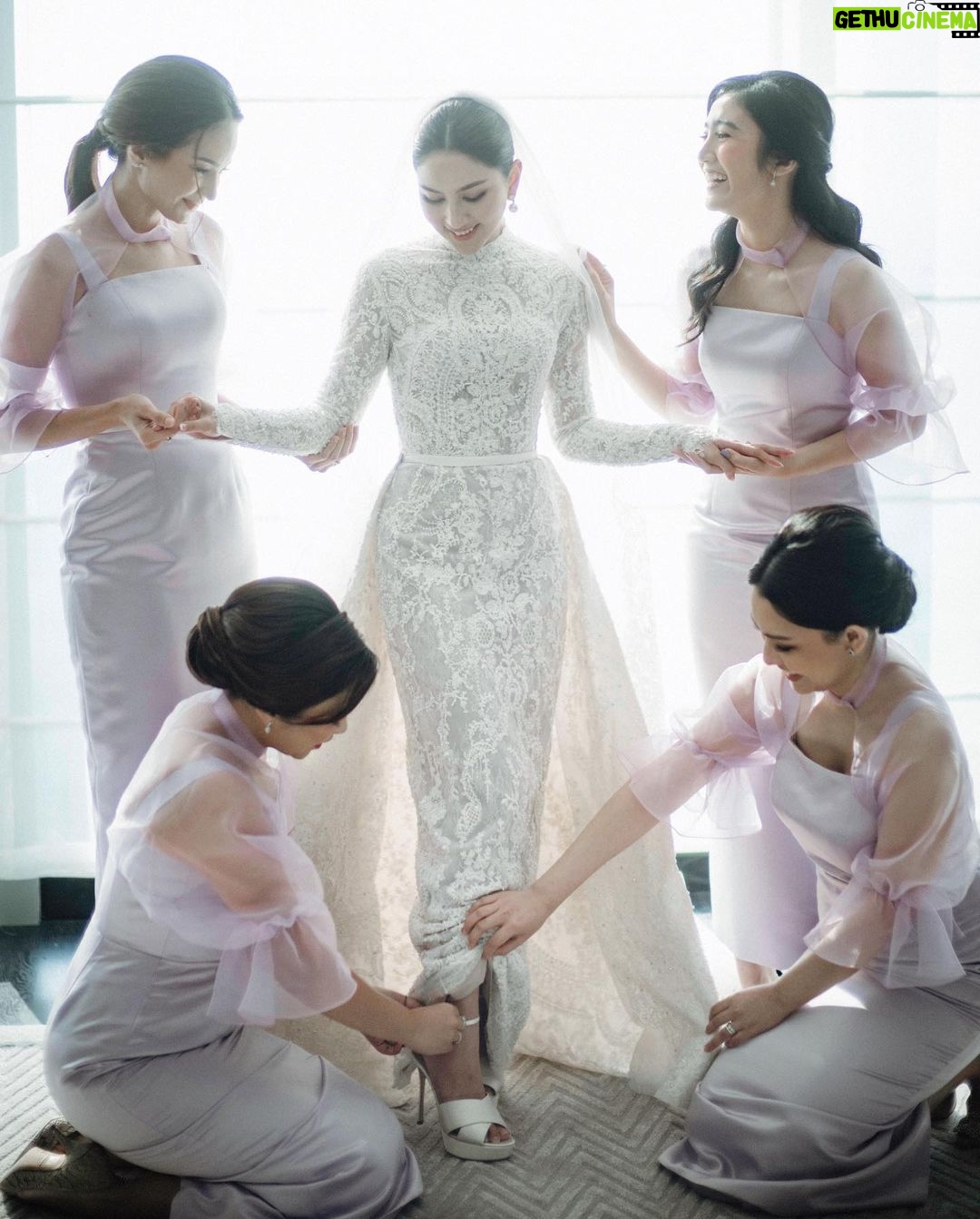 Febby Rastanty - 1.2 Million Likes - Dari.. “kakak mila aku punya calon jodoh buat kamu!!” Sampai ke hari dimana kalian membuat janji di hadapan Tuhan untuk bersama selamanya :’’’) Dari awal ngenalin bener-bener sampe deg-degan sendiri karena punya feeling ini mungkin bisa jadi yang terakhir buat kakak mila. Alhamdulillah 2 tahun kemudian bisa jadi kenyataan 🥹 Senang dan bersyukur sekali bisa jadi salah satu saksi perjalanan cinta mereka dari awal. Once again, congratulations beautiful couple ❤️ @jscmila @yakuphasibuan Wishing you both a long and happy married life. May God always shower your marriage with blessings and lots of love. I love you guys 💕
P.S: banyak yang heboh soal aku benerin veil dan dress kakak mila saat jadi bridesmaid 😂 kebetulan saat itu aku diminta kak mila jadi pandongani nya. Kurang lebih seperti “maid of honor” dalam adat batak. Jadi emang tugasnya bantuin bride sebagaimana yang kemarin kulakukan hehe. Kenapa aku? Karena kalau kata kakak mila biar nular. Dipilih yang masih single, biar insyaAllah selanjutnya dia HAHAHAH aminin aja yha guys 😆🙏🏻