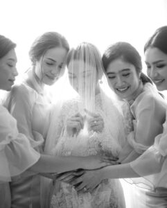 Febby Rastanty Instagram - Dari.. “kakak mila aku punya calon jodoh buat kamu!!” Sampai ke hari dimana kalian membuat janji di hadapan Tuhan untuk bersama selamanya :’’’) Dari awal ngenalin bener-bener sampe deg-degan sendiri karena punya feeling ini mungkin bisa jadi yang terakhir buat kakak mila. Alhamdulillah 2 tahun kemudian bisa jadi kenyataan 🥹 Senang dan bersyukur sekali bisa jadi salah satu saksi perjalanan cinta mereka dari awal. Once again, congratulations beautiful couple ❤️ @jscmila @yakuphasibuan Wishing you both a long and happy married life. May God always shower your marriage with blessings and lots of love. I love you guys 💕 P.S: banyak yang heboh soal aku benerin veil dan dress kakak mila saat jadi bridesmaid 😂 kebetulan saat itu aku diminta kak mila jadi pandongani nya. Kurang lebih seperti “maid of honor” dalam adat batak. Jadi emang tugasnya bantuin bride sebagaimana yang kemarin kulakukan hehe. Kenapa aku? Karena kalau kata kakak mila biar nular. Dipilih yang masih single, biar insyaAllah selanjutnya dia HAHAHAH aminin aja yha guys 😆🙏🏻