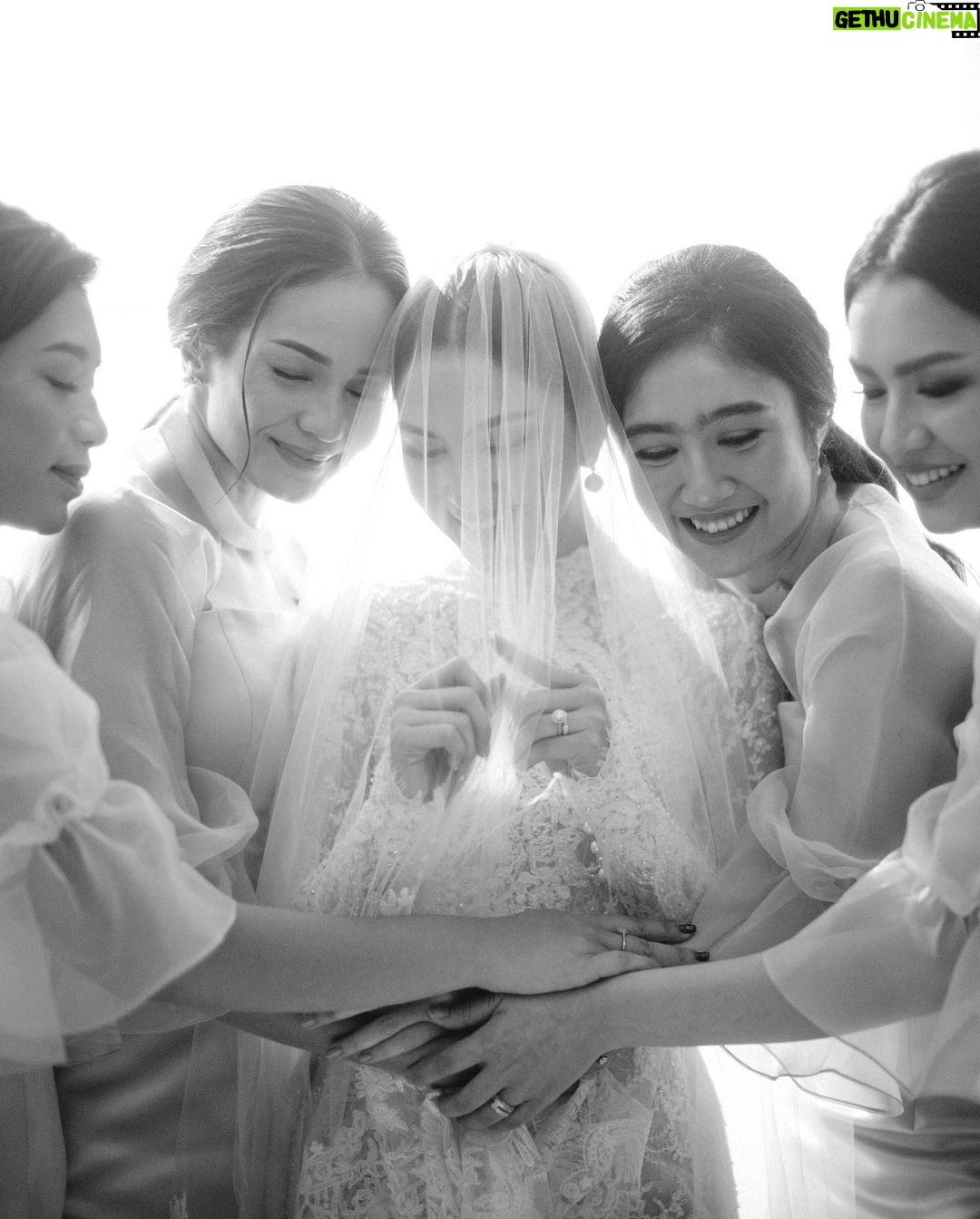 Febby Rastanty - 1.2 Million Likes - Dari.. “kakak mila aku punya calon jodoh buat kamu!!” Sampai ke hari dimana kalian membuat janji di hadapan Tuhan untuk bersama selamanya :’’’) Dari awal ngenalin bener-bener sampe deg-degan sendiri karena punya feeling ini mungkin bisa jadi yang terakhir buat kakak mila. Alhamdulillah 2 tahun kemudian bisa jadi kenyataan 🥹 Senang dan bersyukur sekali bisa jadi salah satu saksi perjalanan cinta mereka dari awal. Once again, congratulations beautiful couple ❤️ @jscmila @yakuphasibuan Wishing you both a long and happy married life. May God always shower your marriage with blessings and lots of love. I love you guys 💕
P.S: banyak yang heboh soal aku benerin veil dan dress kakak mila saat jadi bridesmaid 😂 kebetulan saat itu aku diminta kak mila jadi pandongani nya. Kurang lebih seperti “maid of honor” dalam adat batak. Jadi emang tugasnya bantuin bride sebagaimana yang kemarin kulakukan hehe. Kenapa aku? Karena kalau kata kakak mila biar nular. Dipilih yang masih single, biar insyaAllah selanjutnya dia HAHAHAH aminin aja yha guys 😆🙏🏻