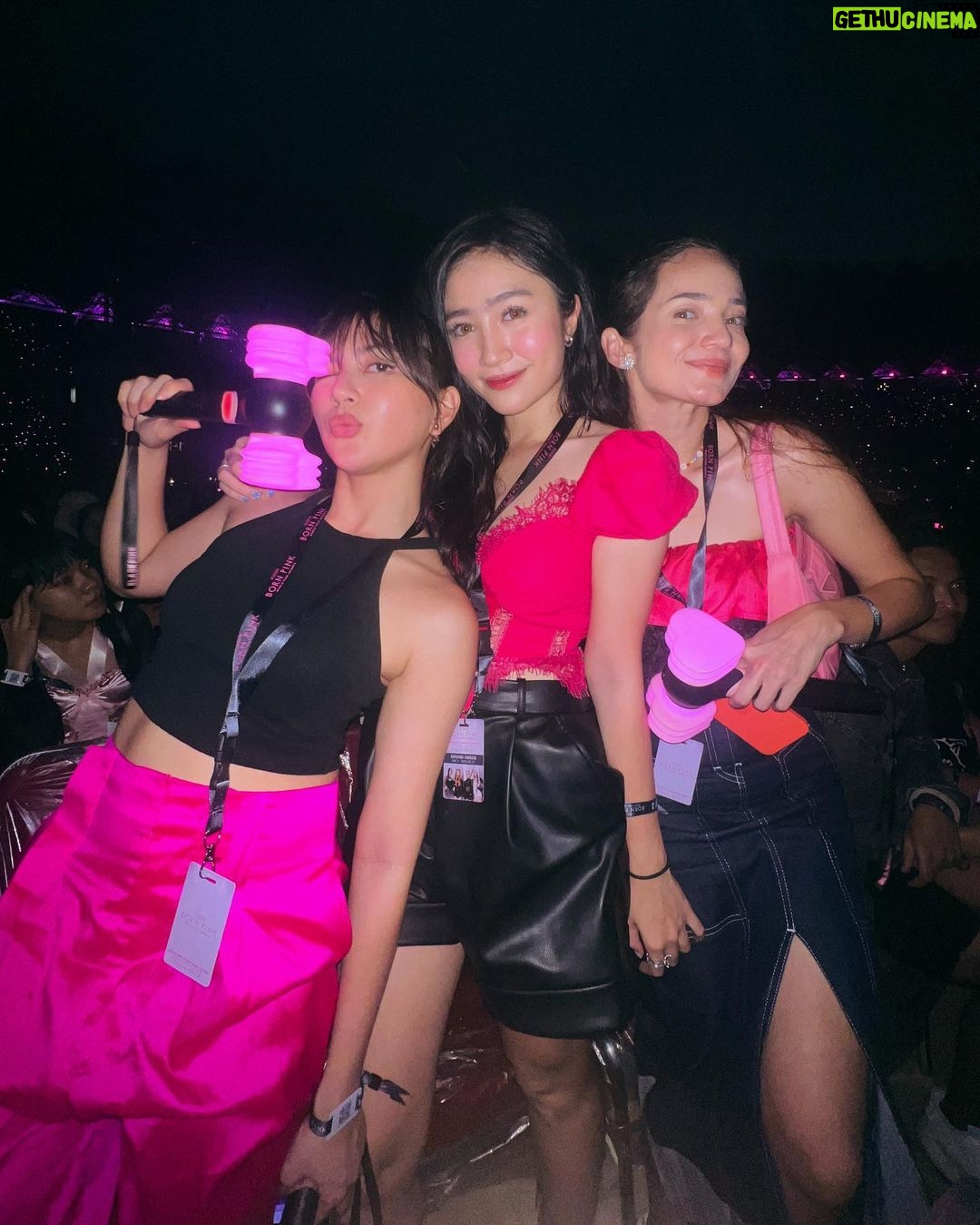 Febby Rastanty - 703K Likes - Dari awal katanya mau dateng ke jakarta udah usaha keras buat cari & beli tiket. Cari ordal, ikutan war sendiri juga sampe jastip war tiket 🙂 pokoknya semua cara dilakukan yang penting harus ketemu dan liat mereka perform langsung 🥺 ALHAMDULILLAAH! Kenyataan huhuhu :’) suka banget sama semuanya. Nontonin interview-interview mereka, video mereka perform, semua lagunya kudengerin kalau lagi lari. Bahkan marathon kemarin 10 km terakhir playlist nya blackpink biar semangat dan dalam hati “yuk feb biar keren kayak jennie” HAHAHHAA MY HEART IS FULL 💕💕 CANT STOP SMILING & SINGING THROUGHOUT THE SHOW! THANK YOU FOR COMING @blackpinkofficial 🥹💕💕 FINALLYY BLACKPUNK AT BLACKPINK CONCERT WOHOO 💃🏻 #blackpink #bornpink