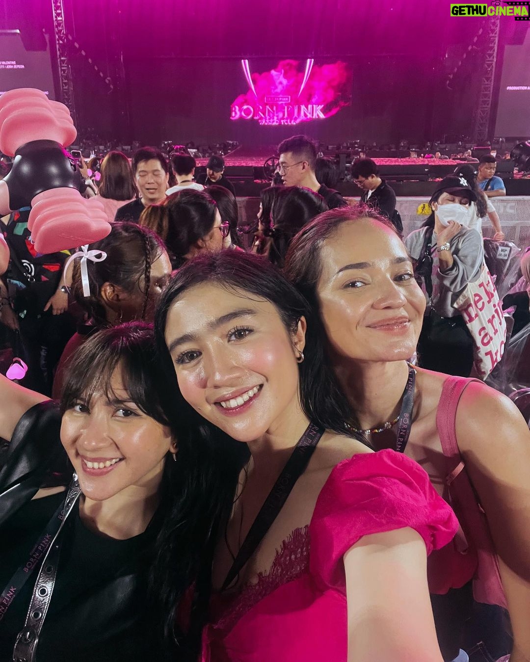 Febby Rastanty - 703K Likes - Dari awal katanya mau dateng ke jakarta udah usaha keras buat cari & beli tiket. Cari ordal, ikutan war sendiri juga sampe jastip war tiket 🙂 pokoknya semua cara dilakukan yang penting harus ketemu dan liat mereka perform langsung 🥺 ALHAMDULILLAAH! Kenyataan huhuhu :’) suka banget sama semuanya. Nontonin interview-interview mereka, video mereka perform, semua lagunya kudengerin kalau lagi lari. Bahkan marathon kemarin 10 km terakhir playlist nya blackpink biar semangat dan dalam hati “yuk feb biar keren kayak jennie” HAHAHHAA MY HEART IS FULL 💕💕 CANT STOP SMILING & SINGING THROUGHOUT THE SHOW! THANK YOU FOR COMING @blackpinkofficial 🥹💕💕 FINALLYY BLACKPUNK AT BLACKPINK CONCERT WOHOO 💃🏻 #blackpink #bornpink
