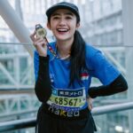 Febby Rastanty Instagram - Alhamdulillah, i’m officially a marathoner! WOHOOO 💃🏻 finished my very first marathon and also my first World Major Marathon in Tokyo 2023 :’’) salah satu achievement terbaik dalam hidup! Dengan modal nekat, mengiyakan ajakan tim @pocarisportid buat ikutan Full Marathon di Tokyo. Dan dari awal ikut, selalu ditanyain orang goalnya apa feb? Jawabnya cuma yang penting finish aja 😌🙏🏻 Padahal diem-diem bikin target buat diri sendiri. Setiap hari aku bayangin aku bisa nginjek garis finish dengan waktu 4 jam 30 menit. Tapi gak pernah ngomong sama orang-orang karena pasti diketawain 😅 Latihan cuma 3,5 bulan, itupun bolong-bolong kepotong liburan akhir tahun dan jadwal syuting, mana mungkin? Tapi kalau kata kak @melanieputria, your body can achieve what your mind can believe ✨ Sepanjang perjalanan cuma ulang-ulang kata itu dalam hati. Eh alhamdulillah meleset gak jauh-jauh banget. Aku bisa finish dengan waktu 4:46:14 :’) aku bisa finish strong & super duper happy! ☺️☺️ Selain target waktu, aku juga mau membuat marathon pertamaku menjadi pengalaman yang sangat menyenangkan biar gak kapok dan pengen lagi 😆 jadi aku berusaha menikmati seluruh perjalanannya. Bisa liat kota tokyo, sambil ngevlog juga, foto-foto yang banyak, dadah-dadah sama semua orang berasa artis holywood HAHAHHA dan gak lupa bawa liptint biar tetep cakep hahaha. (You can see from the video on the last slide lol). Well, this is my first marathon and definitely not last. 1 down, and 5 more to go. ❤️