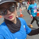 Febby Rastanty Instagram - Alhamdulillah, i’m officially a marathoner! WOHOOO 💃🏻 finished my very first marathon and also my first World Major Marathon in Tokyo 2023 :’’) salah satu achievement terbaik dalam hidup! Dengan modal nekat, mengiyakan ajakan tim @pocarisportid buat ikutan Full Marathon di Tokyo. Dan dari awal ikut, selalu ditanyain orang goalnya apa feb? Jawabnya cuma yang penting finish aja 😌🙏🏻 Padahal diem-diem bikin target buat diri sendiri. Setiap hari aku bayangin aku bisa nginjek garis finish dengan waktu 4 jam 30 menit. Tapi gak pernah ngomong sama orang-orang karena pasti diketawain 😅 Latihan cuma 3,5 bulan, itupun bolong-bolong kepotong liburan akhir tahun dan jadwal syuting, mana mungkin? Tapi kalau kata kak @melanieputria, your body can achieve what your mind can believe ✨ Sepanjang perjalanan cuma ulang-ulang kata itu dalam hati. Eh alhamdulillah meleset gak jauh-jauh banget. Aku bisa finish dengan waktu 4:46:14 :’) aku bisa finish strong & super duper happy! ☺️☺️ Selain target waktu, aku juga mau membuat marathon pertamaku menjadi pengalaman yang sangat menyenangkan biar gak kapok dan pengen lagi 😆 jadi aku berusaha menikmati seluruh perjalanannya. Bisa liat kota tokyo, sambil ngevlog juga, foto-foto yang banyak, dadah-dadah sama semua orang berasa artis holywood HAHAHHA dan gak lupa bawa liptint biar tetep cakep hahaha. (You can see from the video on the last slide lol). Well, this is my first marathon and definitely not last. 1 down, and 5 more to go. ❤️