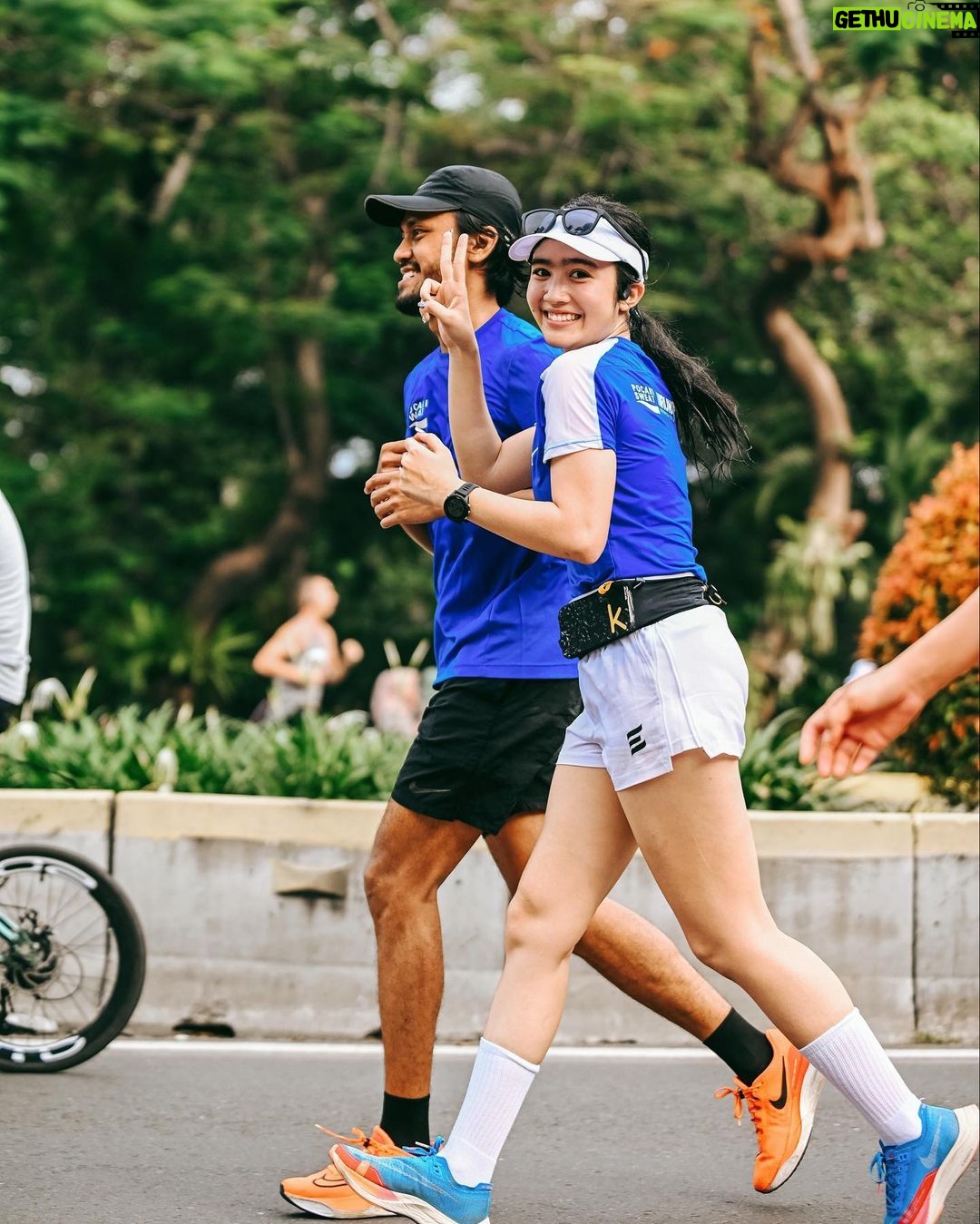 Febby Rastanty - 409K Likes - Dari dulu emang udah suka lari, dari dulu gapernah nolak kalau diajakin lari. Joining a marathon has always been on my bucketlist. Tapi mikirnya nanti-nanti aja deh kalau umur 30an aja gitu hahaha 😂 Trus tahun 2022 kemarin, tanpa latihan apapun, nekat ikutan half marathon 21k di jakarta. Karena konsep nya cuma ikut-ikutan, jadi gapunya ekspektasi apapun. Yang penting finish & gak cedera aja hahaha. Eh ternyata malah happy & ketagihan 😆❤️ becanda-becanda sama temen, apa kita langsung lanjut tokyo marathon apa? Hahaha eh copot eh copot…beneran kejadian tuh 🫢 tiba-tiba di hubungi sama tim @pocarisportid dan di challenge buat ikutan Tokyo Marathon 2023 di Jepang. Pas ditawarin, aku cuma bisa ketawa dalam hati. Ya mana mungkin… waktu sisa 3,5 bulan lagi, disuruh lari 42 km 🙂🙏🏻 tapi berhubung nekat dan ambi adalah nama tengahku, jadi ya sudah pasti kuterima challengenya ☺️ So now here i am.. 5 days to go to Tokyo Marathon 2023. Wish me luck guys! 💃🏻