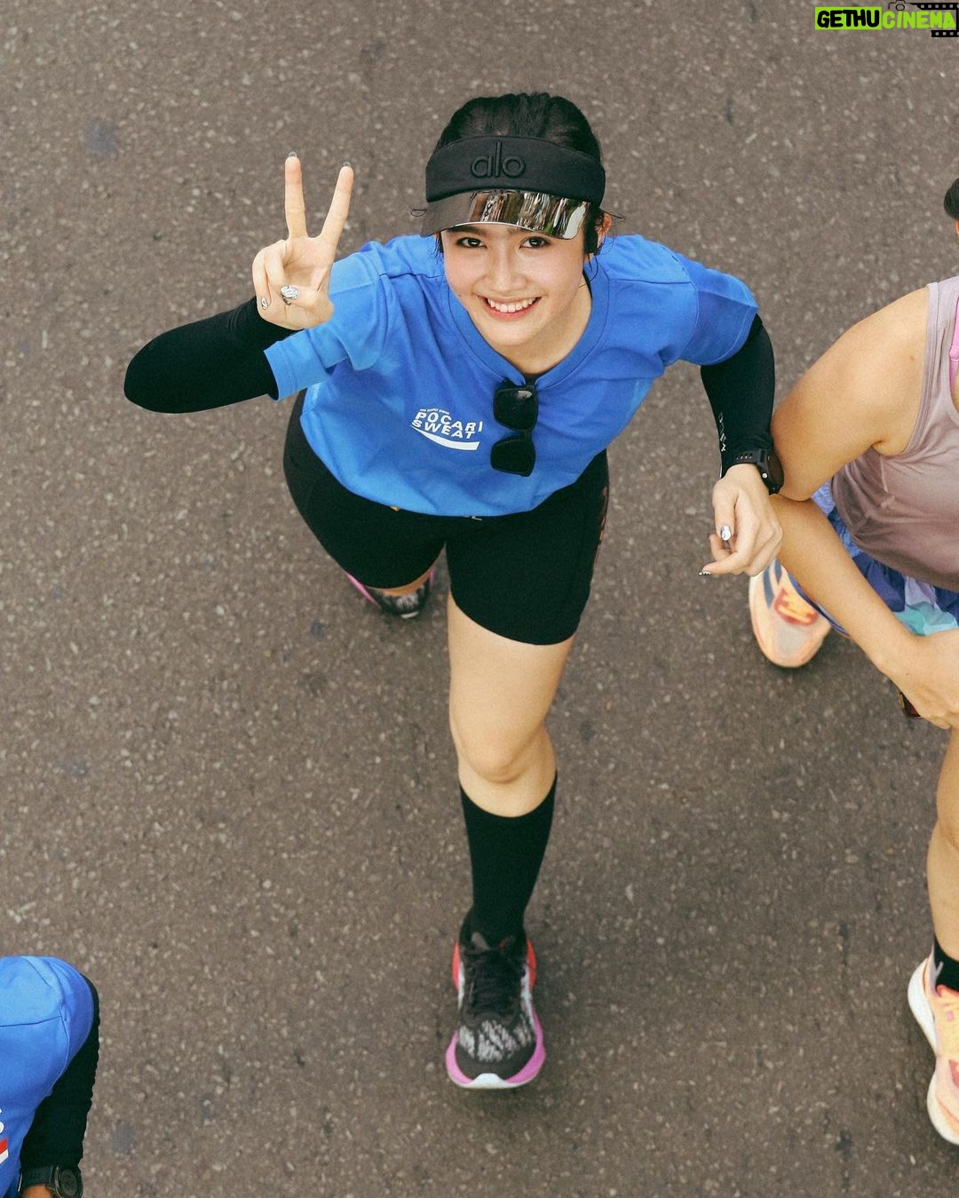 Febby Rastanty - 409K Likes - Dari dulu emang udah suka lari, dari dulu gapernah nolak kalau diajakin lari. Joining a marathon has always been on my bucketlist. Tapi mikirnya nanti-nanti aja deh kalau umur 30an aja gitu hahaha 😂 Trus tahun 2022 kemarin, tanpa latihan apapun, nekat ikutan half marathon 21k di jakarta. Karena konsep nya cuma ikut-ikutan, jadi gapunya ekspektasi apapun. Yang penting finish & gak cedera aja hahaha. Eh ternyata malah happy & ketagihan 😆❤️ becanda-becanda sama temen, apa kita langsung lanjut tokyo marathon apa? Hahaha eh copot eh copot…beneran kejadian tuh 🫢 tiba-tiba di hubungi sama tim @pocarisportid dan di challenge buat ikutan Tokyo Marathon 2023 di Jepang. Pas ditawarin, aku cuma bisa ketawa dalam hati. Ya mana mungkin… waktu sisa 3,5 bulan lagi, disuruh lari 42 km 🙂🙏🏻 tapi berhubung nekat dan ambi adalah nama tengahku, jadi ya sudah pasti kuterima challengenya ☺️ So now here i am.. 5 days to go to Tokyo Marathon 2023. Wish me luck guys! 💃🏻