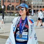 Febby Rastanty Instagram - WOHOOOO I MADE IT! Alhamdulillaaaah 🥹❤️❤️ My 2nd 42.2 KM in a year, My 2nd WMM Medal! :’) sebenarnya marathon kali ini ku akui persiapan nya gak semateng saat tokyo marathon kemarin. Entah kenapa banyak banget keluhan badan. Betisku keram. Sampe jalan pun sakit. Awalnya kanan, trus pindah kiri. Sempet beberapa kali fisio. Membaik, tapi tetep aja berasa. Tau kalau kaki gak baik-baik aja. Latihan juga susah banget capai target. Peak run cuma nyampe 21 km karena kaki udah lumayan sakit 🥹 banyak juga aktifitas jadi latihan pun banyak bolong. Duh banyak deh dramanya hahaha. Tapi aku percaya banget mantra “Your body can believe what your mind can achieve”. Aku percaya pikiran kita tuh HEBAT banget. Kalau kita mindsetnya gabisa, pasti badan juga ikutan. Jadi emang walaupun tau kalau kaki gak dalam kondisi prima, pikiran ku tetap harus kuat dan percaya bahwa aku bisa. Pasang target di pikiran bisa finish dalam waktu 4 jam aja (kan ada gila-gilanya nih cewek 😅). Sepanjang perjalanan cuma bisa semangatin diri sendiri dan berdoa terus sama Tuhan minta dikuatkan seluruh badan. Pikiranku cuma yang penting lariin aja apapun yang terjadi dan nikmati setiap perjalannya! KM 21 kaki mulai kasih alarm capek, cuma bisa elus-elus dan bilang “Gapapa ya dikit lagi. Bisa ya. Abis ini istirahat ya janji” eh ternyata badannya bisa kerja sama dengan baik 🥹🥹 *peluk erat badan sendiri*. AAAND YES I HAD SO MUCH FUN! beda negara, beda juga vibenya. Walaupun jarang liat orang indonesia, tapi disini orang yang cheering juga banyak sepanjang jalan. Bikin tambah semangat. Bonusnya PB lagi :’) 04:21:07 heheheh mayanlah beda 25 menit. 2 WMM down, 4 more to go! Bismillaaah! ❤️🙏🏻