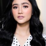 Febby Rastanty Instagram - “Mau make up gimana feb?” Jawabnya cuma terserah aja deh. Yang gak keliatan make up banget tapi tetep cakep hahaha tadaa hasilnya gini ✨✨ make up santai dan gak makan waktu lama, sambil ngegossip dan ketawa-ketawa juga, tapi hasilnya aku cinta banget ❤️ kudos to one of favorite MUA in town @adelapradana 🙋🏻‍♀️ thank youuu sis!