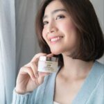 Febby Rastanty Instagram - Brighter, smoother, and more radiant skin with my all time favorite @skintificid Symwhite 377 Moisturizer. Kayaknya salah satu permasalahan kulit yang sering aku denger selain jerawat itu kulit kusam sama noda hitam, jadi untuk kalian yang masih struggling sama permasalahan kulit yang sama, ini jadi rekomendasi aku