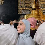 Febby Rastanty Instagram - Banyak kejadian magis selama disini. Kayak setiap ada keinginan di hati, tiba-tiba diarahkan menuju kesana. Dari awal niat mau banget pegang Ka’bah dan shalat di Hijr Ismail. Tapi kondisinya emang Mekkah lagi rame banget yang umroh. Jadi cuma bisa pasrah dan bilang dalam hati, aku pengen banget jika diizinkan yaAllah. Tapi tiba-tiba dengan konsep kedorong-dorong, kejepit, kerudung copot setengah kepala dan hampir jatoh ditengah-tengah himpitan manusia, trus malah jadi antrian paling depan. bener-bener rasanya cuma bengong dan shock kok bisa…… Masya Allah 🥺 kadang emang pikiran manusia aja yang selalu bilang gabisa, padahal Allah berkehendak sebaliknya. Semua doa dan salam dari teman-teman online sudah disampaikan. Semoga semua hajat dilancarkan dan kita semua selalu dalam lindungan Nya. Aamiin YRA.