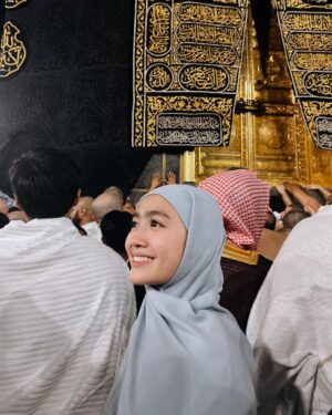 Febby Rastanty Instagram - Banyak kejadian magis selama disini. Kayak setiap ada keinginan di hati, tiba-tiba diarahkan menuju kesana. Dari awal niat mau banget pegang Ka’bah dan shalat di Hijr Ismail. Tapi kondisinya emang Mekkah lagi rame banget yang umroh. Jadi cuma bisa pasrah dan bilang dalam hati, aku pengen banget jika diizinkan yaAllah. Tapi tiba-tiba dengan konsep kedorong-dorong, kejepit, kerudung copot setengah kepala dan hampir jatoh ditengah-tengah himpitan manusia, trus malah jadi antrian paling depan. bener-bener rasanya cuma bengong dan shock kok bisa…… Masya Allah 🥺 kadang emang pikiran manusia aja yang selalu bilang gabisa, padahal Allah berkehendak sebaliknya.

Semua doa dan salam dari teman-teman online sudah disampaikan. Semoga semua hajat dilancarkan dan kita semua selalu dalam lindungan Nya. Aamiin YRA.