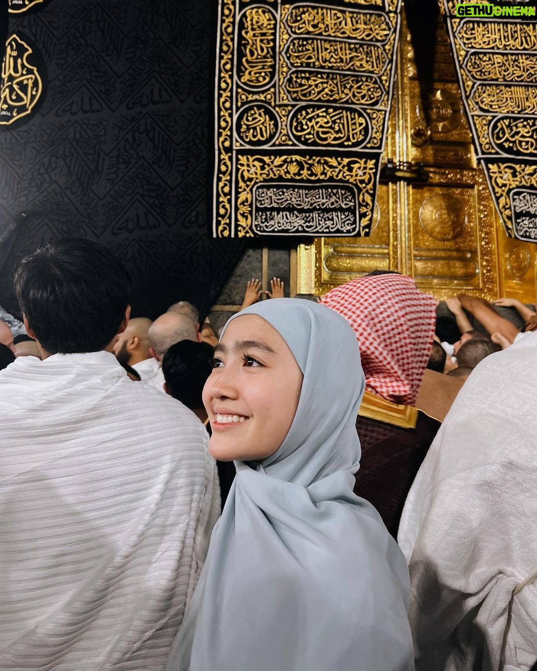 Febby Rastanty - 357.6K Likes - Banyak kejadian magis selama disini. Kayak setiap ada keinginan di hati, tiba-tiba diarahkan menuju kesana. Dari awal niat mau banget pegang Ka’bah dan shalat di Hijr Ismail. Tapi kondisinya emang Mekkah lagi rame banget yang umroh. Jadi cuma bisa pasrah dan bilang dalam hati, aku pengen banget jika diizinkan yaAllah. Tapi tiba-tiba dengan konsep kedorong-dorong, kejepit, kerudung copot setengah kepala dan hampir jatoh ditengah-tengah himpitan manusia, trus malah jadi antrian paling depan. bener-bener rasanya cuma bengong dan shock kok bisa…… Masya Allah 🥺 kadang emang pikiran manusia aja yang selalu bilang gabisa, padahal Allah berkehendak sebaliknya.
Semua doa dan salam dari teman-teman online sudah disampaikan. Semoga semua hajat dilancarkan dan kita semua selalu dalam lindungan Nya. Aamiin YRA.