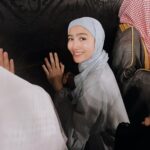 Febby Rastanty Instagram - Banyak kejadian magis selama disini. Kayak setiap ada keinginan di hati, tiba-tiba diarahkan menuju kesana. Dari awal niat mau banget pegang Ka’bah dan shalat di Hijr Ismail. Tapi kondisinya emang Mekkah lagi rame banget yang umroh. Jadi cuma bisa pasrah dan bilang dalam hati, aku pengen banget jika diizinkan yaAllah. Tapi tiba-tiba dengan konsep kedorong-dorong, kejepit, kerudung copot setengah kepala dan hampir jatoh ditengah-tengah himpitan manusia, trus malah jadi antrian paling depan. bener-bener rasanya cuma bengong dan shock kok bisa…… Masya Allah 🥺 kadang emang pikiran manusia aja yang selalu bilang gabisa, padahal Allah berkehendak sebaliknya. Semua doa dan salam dari teman-teman online sudah disampaikan. Semoga semua hajat dilancarkan dan kita semua selalu dalam lindungan Nya. Aamiin YRA.