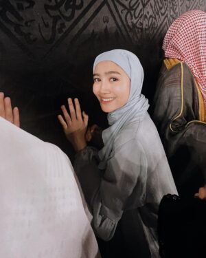 Febby Rastanty Instagram - Banyak kejadian magis selama disini. Kayak setiap ada keinginan di hati, tiba-tiba diarahkan menuju kesana. Dari awal niat mau banget pegang Ka’bah dan shalat di Hijr Ismail. Tapi kondisinya emang Mekkah lagi rame banget yang umroh. Jadi cuma bisa pasrah dan bilang dalam hati, aku pengen banget jika diizinkan yaAllah. Tapi tiba-tiba dengan konsep kedorong-dorong, kejepit, kerudung copot setengah kepala dan hampir jatoh ditengah-tengah himpitan manusia, trus malah jadi antrian paling depan. bener-bener rasanya cuma bengong dan shock kok bisa…… Masya Allah 🥺 kadang emang pikiran manusia aja yang selalu bilang gabisa, padahal Allah berkehendak sebaliknya.

Semua doa dan salam dari teman-teman online sudah disampaikan. Semoga semua hajat dilancarkan dan kita semua selalu dalam lindungan Nya. Aamiin YRA.