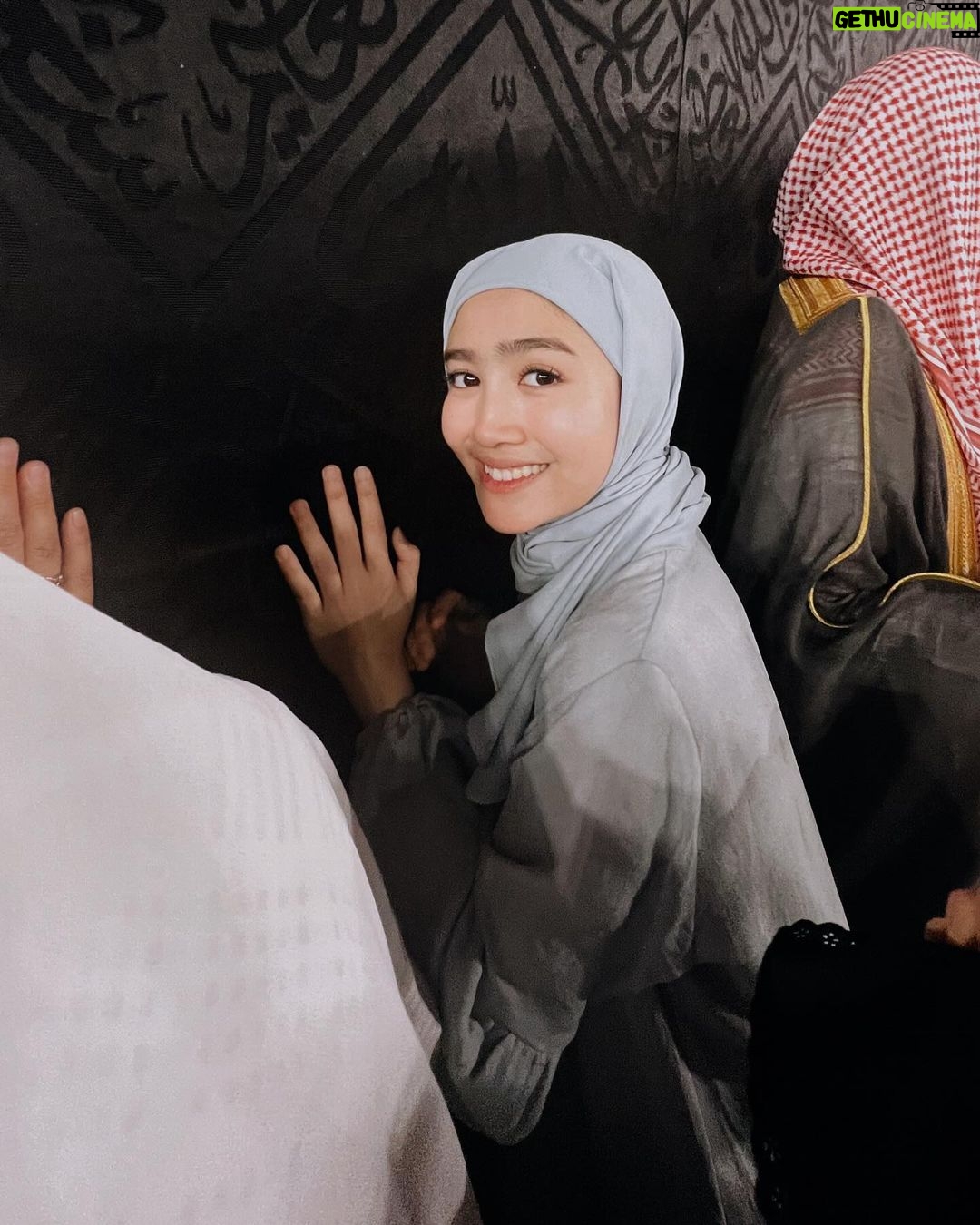 Febby Rastanty - 357.6K Likes - Banyak kejadian magis selama disini. Kayak setiap ada keinginan di hati, tiba-tiba diarahkan menuju kesana. Dari awal niat mau banget pegang Ka’bah dan shalat di Hijr Ismail. Tapi kondisinya emang Mekkah lagi rame banget yang umroh. Jadi cuma bisa pasrah dan bilang dalam hati, aku pengen banget jika diizinkan yaAllah. Tapi tiba-tiba dengan konsep kedorong-dorong, kejepit, kerudung copot setengah kepala dan hampir jatoh ditengah-tengah himpitan manusia, trus malah jadi antrian paling depan. bener-bener rasanya cuma bengong dan shock kok bisa…… Masya Allah 🥺 kadang emang pikiran manusia aja yang selalu bilang gabisa, padahal Allah berkehendak sebaliknya.
Semua doa dan salam dari teman-teman online sudah disampaikan. Semoga semua hajat dilancarkan dan kita semua selalu dalam lindungan Nya. Aamiin YRA.