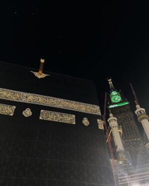 Febby Rastanty Instagram - Banyak kejadian magis selama disini. Kayak setiap ada keinginan di hati, tiba-tiba diarahkan menuju kesana. Dari awal niat mau banget pegang Ka’bah dan shalat di Hijr Ismail. Tapi kondisinya emang Mekkah lagi rame banget yang umroh. Jadi cuma bisa pasrah dan bilang dalam hati, aku pengen banget jika diizinkan yaAllah. Tapi tiba-tiba dengan konsep kedorong-dorong, kejepit, kerudung copot setengah kepala dan hampir jatoh ditengah-tengah himpitan manusia, trus malah jadi antrian paling depan. bener-bener rasanya cuma bengong dan shock kok bisa…… Masya Allah 🥺 kadang emang pikiran manusia aja yang selalu bilang gabisa, padahal Allah berkehendak sebaliknya.

Semua doa dan salam dari teman-teman online sudah disampaikan. Semoga semua hajat dilancarkan dan kita semua selalu dalam lindungan Nya. Aamiin YRA.