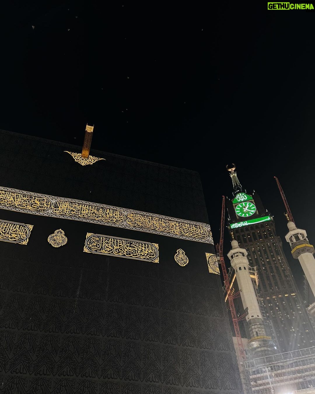 Febby Rastanty - 357.6K Likes - Banyak kejadian magis selama disini. Kayak setiap ada keinginan di hati, tiba-tiba diarahkan menuju kesana. Dari awal niat mau banget pegang Ka’bah dan shalat di Hijr Ismail. Tapi kondisinya emang Mekkah lagi rame banget yang umroh. Jadi cuma bisa pasrah dan bilang dalam hati, aku pengen banget jika diizinkan yaAllah. Tapi tiba-tiba dengan konsep kedorong-dorong, kejepit, kerudung copot setengah kepala dan hampir jatoh ditengah-tengah himpitan manusia, trus malah jadi antrian paling depan. bener-bener rasanya cuma bengong dan shock kok bisa…… Masya Allah 🥺 kadang emang pikiran manusia aja yang selalu bilang gabisa, padahal Allah berkehendak sebaliknya.
Semua doa dan salam dari teman-teman online sudah disampaikan. Semoga semua hajat dilancarkan dan kita semua selalu dalam lindungan Nya. Aamiin YRA.