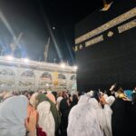 Febby Rastanty Instagram - Banyak kejadian magis selama disini. Kayak setiap ada keinginan di hati, tiba-tiba diarahkan menuju kesana. Dari awal niat mau banget pegang Ka’bah dan shalat di Hijr Ismail. Tapi kondisinya emang Mekkah lagi rame banget yang umroh. Jadi cuma bisa pasrah dan bilang dalam hati, aku pengen banget jika diizinkan yaAllah. Tapi tiba-tiba dengan konsep kedorong-dorong, kejepit, kerudung copot setengah kepala dan hampir jatoh ditengah-tengah himpitan manusia, trus malah jadi antrian paling depan. bener-bener rasanya cuma bengong dan shock kok bisa…… Masya Allah 🥺 kadang emang pikiran manusia aja yang selalu bilang gabisa, padahal Allah berkehendak sebaliknya. Semua doa dan salam dari teman-teman online sudah disampaikan. Semoga semua hajat dilancarkan dan kita semua selalu dalam lindungan Nya. Aamiin YRA.