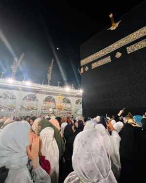 Febby Rastanty Instagram - Banyak kejadian magis selama disini. Kayak setiap ada keinginan di hati, tiba-tiba diarahkan menuju kesana. Dari awal niat mau banget pegang Ka’bah dan shalat di Hijr Ismail. Tapi kondisinya emang Mekkah lagi rame banget yang umroh. Jadi cuma bisa pasrah dan bilang dalam hati, aku pengen banget jika diizinkan yaAllah. Tapi tiba-tiba dengan konsep kedorong-dorong, kejepit, kerudung copot setengah kepala dan hampir jatoh ditengah-tengah himpitan manusia, trus malah jadi antrian paling depan. bener-bener rasanya cuma bengong dan shock kok bisa…… Masya Allah 🥺 kadang emang pikiran manusia aja yang selalu bilang gabisa, padahal Allah berkehendak sebaliknya.

Semua doa dan salam dari teman-teman online sudah disampaikan. Semoga semua hajat dilancarkan dan kita semua selalu dalam lindungan Nya. Aamiin YRA.