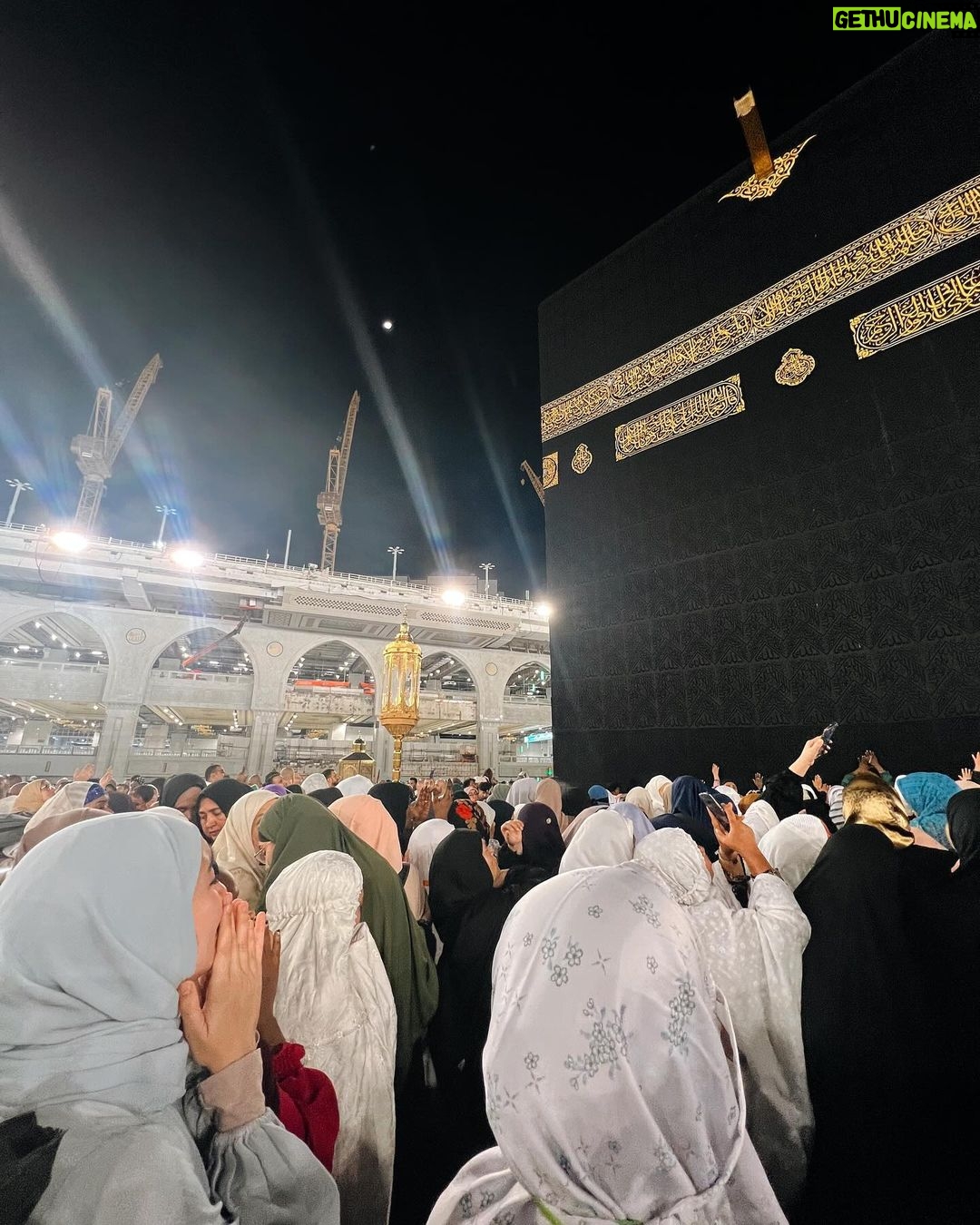 Febby Rastanty - 357.6K Likes - Banyak kejadian magis selama disini. Kayak setiap ada keinginan di hati, tiba-tiba diarahkan menuju kesana. Dari awal niat mau banget pegang Ka’bah dan shalat di Hijr Ismail. Tapi kondisinya emang Mekkah lagi rame banget yang umroh. Jadi cuma bisa pasrah dan bilang dalam hati, aku pengen banget jika diizinkan yaAllah. Tapi tiba-tiba dengan konsep kedorong-dorong, kejepit, kerudung copot setengah kepala dan hampir jatoh ditengah-tengah himpitan manusia, trus malah jadi antrian paling depan. bener-bener rasanya cuma bengong dan shock kok bisa…… Masya Allah 🥺 kadang emang pikiran manusia aja yang selalu bilang gabisa, padahal Allah berkehendak sebaliknya.
Semua doa dan salam dari teman-teman online sudah disampaikan. Semoga semua hajat dilancarkan dan kita semua selalu dalam lindungan Nya. Aamiin YRA.