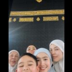Febby Rastanty Instagram - Banyak kejadian magis selama disini. Kayak setiap ada keinginan di hati, tiba-tiba diarahkan menuju kesana. Dari awal niat mau banget pegang Ka’bah dan shalat di Hijr Ismail. Tapi kondisinya emang Mekkah lagi rame banget yang umroh. Jadi cuma bisa pasrah dan bilang dalam hati, aku pengen banget jika diizinkan yaAllah. Tapi tiba-tiba dengan konsep kedorong-dorong, kejepit, kerudung copot setengah kepala dan hampir jatoh ditengah-tengah himpitan manusia, trus malah jadi antrian paling depan. bener-bener rasanya cuma bengong dan shock kok bisa…… Masya Allah 🥺 kadang emang pikiran manusia aja yang selalu bilang gabisa, padahal Allah berkehendak sebaliknya. Semua doa dan salam dari teman-teman online sudah disampaikan. Semoga semua hajat dilancarkan dan kita semua selalu dalam lindungan Nya. Aamiin YRA.