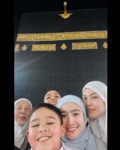 Febby Rastanty Instagram - Banyak kejadian magis selama disini. Kayak setiap ada keinginan di hati, tiba-tiba diarahkan menuju kesana. Dari awal niat mau banget pegang Ka’bah dan shalat di Hijr Ismail. Tapi kondisinya emang Mekkah lagi rame banget yang umroh. Jadi cuma bisa pasrah dan bilang dalam hati, aku pengen banget jika diizinkan yaAllah. Tapi tiba-tiba dengan konsep kedorong-dorong, kejepit, kerudung copot setengah kepala dan hampir jatoh ditengah-tengah himpitan manusia, trus malah jadi antrian paling depan. bener-bener rasanya cuma bengong dan shock kok bisa…… Masya Allah 🥺 kadang emang pikiran manusia aja yang selalu bilang gabisa, padahal Allah berkehendak sebaliknya. Semua doa dan salam dari teman-teman online sudah disampaikan. Semoga semua hajat dilancarkan dan kita semua selalu dalam lindungan Nya. Aamiin YRA.
