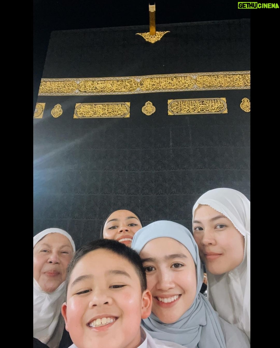 Febby Rastanty - 357.6K Likes - Banyak kejadian magis selama disini. Kayak setiap ada keinginan di hati, tiba-tiba diarahkan menuju kesana. Dari awal niat mau banget pegang Ka’bah dan shalat di Hijr Ismail. Tapi kondisinya emang Mekkah lagi rame banget yang umroh. Jadi cuma bisa pasrah dan bilang dalam hati, aku pengen banget jika diizinkan yaAllah. Tapi tiba-tiba dengan konsep kedorong-dorong, kejepit, kerudung copot setengah kepala dan hampir jatoh ditengah-tengah himpitan manusia, trus malah jadi antrian paling depan. bener-bener rasanya cuma bengong dan shock kok bisa…… Masya Allah 🥺 kadang emang pikiran manusia aja yang selalu bilang gabisa, padahal Allah berkehendak sebaliknya.
Semua doa dan salam dari teman-teman online sudah disampaikan. Semoga semua hajat dilancarkan dan kita semua selalu dalam lindungan Nya. Aamiin YRA.