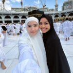Febby Rastanty Instagram - Bersyukur bisa melakukan perjalanan umroh kali ini sama salah satu sahabatku! (and her fam as well🫶🏻). Padahal awalnya cuma curhat bilang pengen banget umroh tahun ini, bisa gak ya kalau aku pergi sendiri, eh malah jadinya pergi bareng :’’) disana saling ingetin ini & itu, saling nemenin buat kesana kemari, bisa cium Ka’bah & shalat di Hijr Ismail bareng dan pasti nya belajar buat jadi lebih baik sebagai manusia dan lebih dekat lagi dengan Nya. Semoga semua doa baik yang kita panjatkan dijabbah Allah SWT ya. Till jannah ya mi insyaAllah @yasminenaomi ❤️