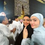 Febby Rastanty Instagram - Bersyukur bisa melakukan perjalanan umroh kali ini sama salah satu sahabatku! (and her fam as well🫶🏻). Padahal awalnya cuma curhat bilang pengen banget umroh tahun ini, bisa gak ya kalau aku pergi sendiri, eh malah jadinya pergi bareng :’’) disana saling ingetin ini & itu, saling nemenin buat kesana kemari, bisa cium Ka’bah & shalat di Hijr Ismail bareng dan pasti nya belajar buat jadi lebih baik sebagai manusia dan lebih dekat lagi dengan Nya. Semoga semua doa baik yang kita panjatkan dijabbah Allah SWT ya. Till jannah ya mi insyaAllah @yasminenaomi ❤️