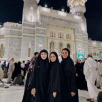 Febby Rastanty Instagram - Bersyukur bisa melakukan perjalanan umroh kali ini sama salah satu sahabatku! (and her fam as well🫶🏻). Padahal awalnya cuma curhat bilang pengen banget umroh tahun ini, bisa gak ya kalau aku pergi sendiri, eh malah jadinya pergi bareng :’’) disana saling ingetin ini & itu, saling nemenin buat kesana kemari, bisa cium Ka’bah & shalat di Hijr Ismail bareng dan pasti nya belajar buat jadi lebih baik sebagai manusia dan lebih dekat lagi dengan Nya. Semoga semua doa baik yang kita panjatkan dijabbah Allah SWT ya. Till jannah ya mi insyaAllah @yasminenaomi ❤️