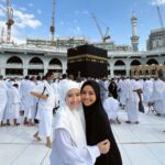 Febby Rastanty Instagram - Bersyukur bisa melakukan perjalanan umroh kali ini sama salah satu sahabatku! (and her fam as well🫶🏻). Padahal awalnya cuma curhat bilang pengen banget umroh tahun ini, bisa gak ya kalau aku pergi sendiri, eh malah jadinya pergi bareng :’’) disana saling ingetin ini & itu, saling nemenin buat kesana kemari, bisa cium Ka’bah & shalat di Hijr Ismail bareng dan pasti nya belajar buat jadi lebih baik sebagai manusia dan lebih dekat lagi dengan Nya. Semoga semua doa baik yang kita panjatkan dijabbah Allah SWT ya. Till jannah ya mi insyaAllah @yasminenaomi ❤️