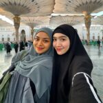 Febby Rastanty Instagram - Bersyukur bisa melakukan perjalanan umroh kali ini sama salah satu sahabatku! (and her fam as well🫶🏻). Padahal awalnya cuma curhat bilang pengen banget umroh tahun ini, bisa gak ya kalau aku pergi sendiri, eh malah jadinya pergi bareng :’’) disana saling ingetin ini & itu, saling nemenin buat kesana kemari, bisa cium Ka’bah & shalat di Hijr Ismail bareng dan pasti nya belajar buat jadi lebih baik sebagai manusia dan lebih dekat lagi dengan Nya. Semoga semua doa baik yang kita panjatkan dijabbah Allah SWT ya. Till jannah ya mi insyaAllah @yasminenaomi ❤️
