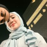 Febby Rastanty Instagram - Bersyukur bisa melakukan perjalanan umroh kali ini sama salah satu sahabatku! (and her fam as well🫶🏻). Padahal awalnya cuma curhat bilang pengen banget umroh tahun ini, bisa gak ya kalau aku pergi sendiri, eh malah jadinya pergi bareng :’’) disana saling ingetin ini & itu, saling nemenin buat kesana kemari, bisa cium Ka’bah & shalat di Hijr Ismail bareng dan pasti nya belajar buat jadi lebih baik sebagai manusia dan lebih dekat lagi dengan Nya. Semoga semua doa baik yang kita panjatkan dijabbah Allah SWT ya. Till jannah ya mi insyaAllah @yasminenaomi ❤️
