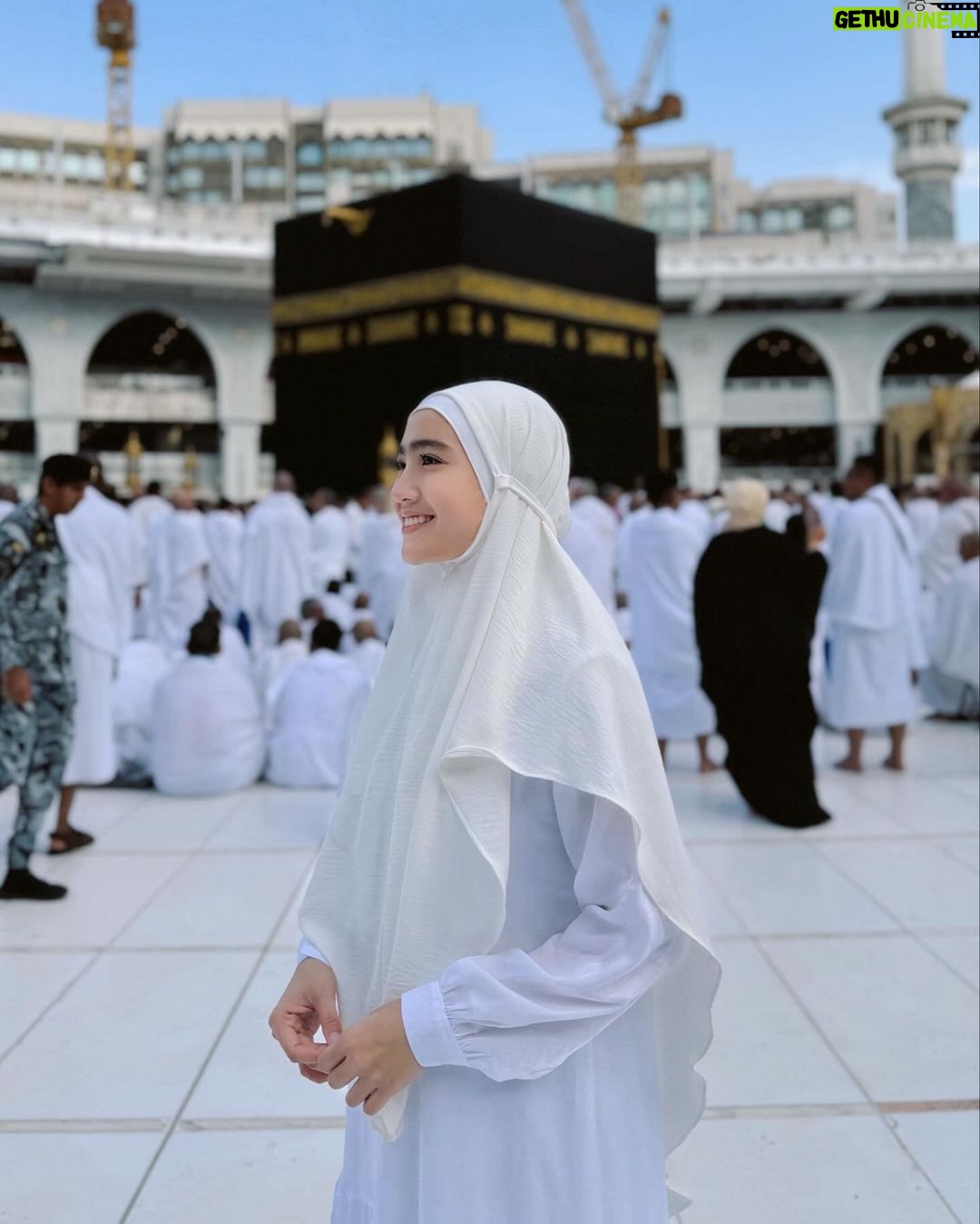 Febby Rastanty - 0.9 Million Likes - “Tentang banyak harapan yang selalu kita langitkan, semoga senantiasa Allah segerakan” ❤️