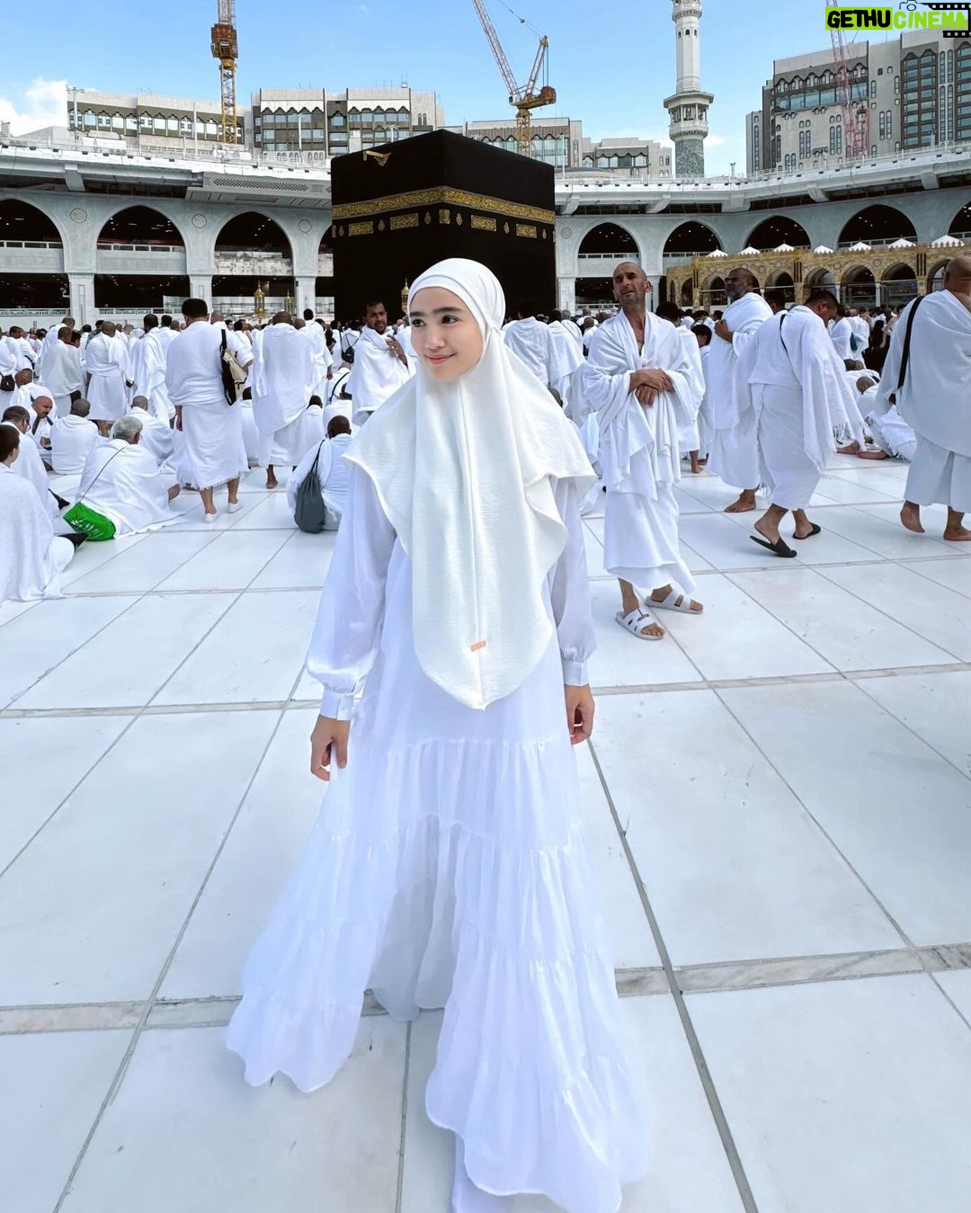 Febby Rastanty - 0.9 Million Likes - “Tentang banyak harapan yang selalu kita langitkan, semoga senantiasa Allah segerakan” ❤️