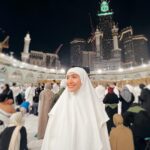 Febby Rastanty Instagram - Alhamdulillah, Alhamdulillah, Alhamdulillah… terima kasih yaAllah bisa diberikan kesehatan, kesempatan & rezeki untuk bisa kembali berkunjung kerumahMu :’) sangat bersyukur bisa menghabiskan malam terakhir di tahun 2023 dengan melaksanakan ibadah umroh. Semoga bisa jadi awal yang baik untuk tahun 2024 kedepannya. Bismillahirrahmanirrahim ☺️❤️ Doa baik juga untuk semua teman-temanku yang liat post ini. Semoga yang belum pernah dan ingin pergi kembali disegerakan ya. Aamiin YRA.
