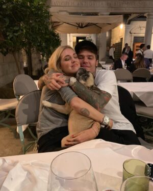 Fedez Instagram - Sei stata parte della nostra famiglia e forse qualcosa di più. 
Inconsapevolmente sei stata il motivo per cui io e la mamma ci siamo conosciuti, “il cane di Chiara Ferragni ha il papillon di Vuitton” e così quasi per gioco sei sempre stata al nostro fianco in questi 7 anni.
Eri con noi quando è nato Leo, eri con noi quando è nata Vittoria. Tu eri noi.
Il nostro ultimo abbraccio alla nostra prima bimba.
Ciao Mati, ci manchi già ❤️