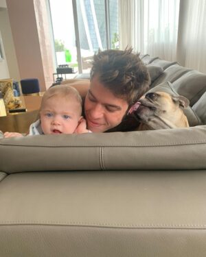Fedez Instagram - Sei stata parte della nostra famiglia e forse qualcosa di più. 
Inconsapevolmente sei stata il motivo per cui io e la mamma ci siamo conosciuti, “il cane di Chiara Ferragni ha il papillon di Vuitton” e così quasi per gioco sei sempre stata al nostro fianco in questi 7 anni.
Eri con noi quando è nato Leo, eri con noi quando è nata Vittoria. Tu eri noi.
Il nostro ultimo abbraccio alla nostra prima bimba.
Ciao Mati, ci manchi già ❤️